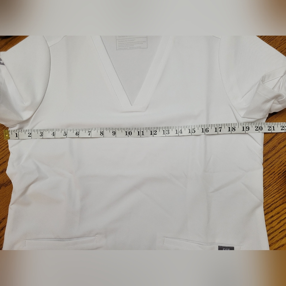 NWOT FIGS Casma Three-Pocket Scrub Top White Size Medium - Picture 7 of 9